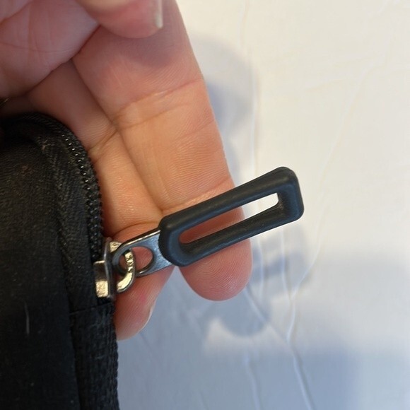 AMAZON BASICS Black Laptop Sleeve Case Top Loading Zip Up Slim Design Neoprene - Picture 7 of 7